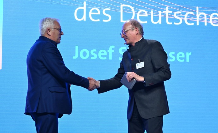 Josef Schlosser erhält Ehrenring des Deutschen Baugewerbes