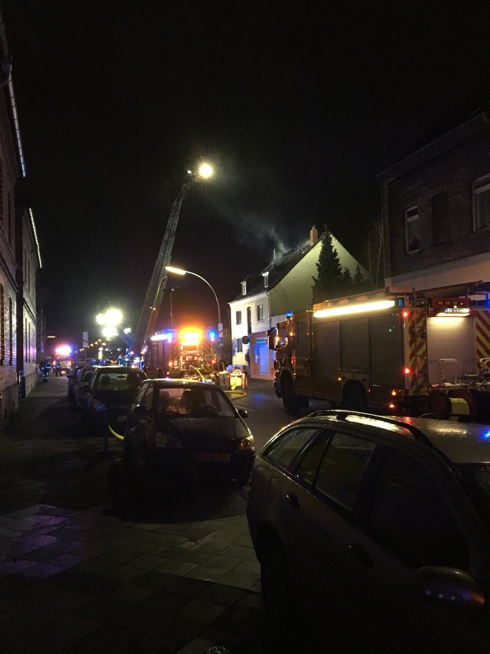 FW-GE: &quot;Ich glaub´ da brennt ein Dachstuhl!&quot; - Dachstuhlbrand in der Uechtingstraße im Stadtteil Schalke-Nord