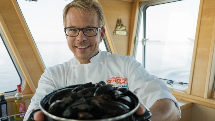 Muscheln aus Zeeland - Star-Koch Mario Kotaska bereitet bei eat& STYLE in Düsseldorf am 1. Oktober 2016 "echte Zeeuwse mosselen" zu