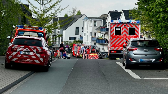 FW-GL: Feuer zerstört Wohnung in Mehrfamilienhaus im Stadtteil Moitzfeld von Bergisch Gladbach