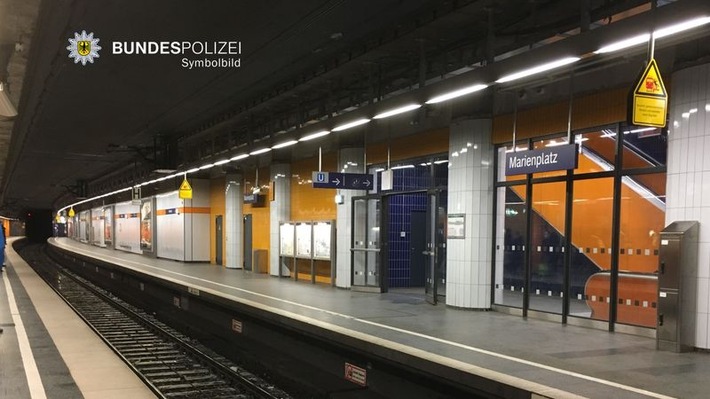 Bundespolizeidirektion München: Kopfnuss und Gleissturz nach vorangegangener rassistischer Beleidigung: 25-Jähriger attackiert 65-Jährigen am Marienplatz