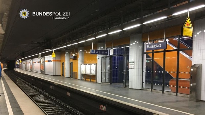 Bundespolizeidirektion München: Kopfnuss und Gleissturz nach vorangegangener rassistischer Beleidigung: 25-Jähriger attackiert 65-Jährigen am Marienplatz