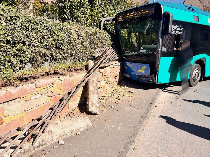 POL-KS: Linienbus fährt gegen Mauer: Drei Verletzte nach Unfall in Wolfsangerstraße; Polizei sucht Zeugen