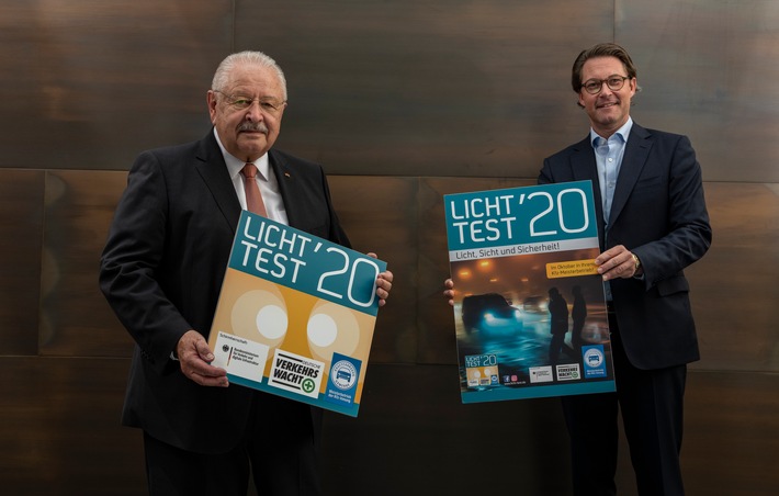 Bundesminister Scheuer präsentiert neue Plakette für den Licht-Test 2020