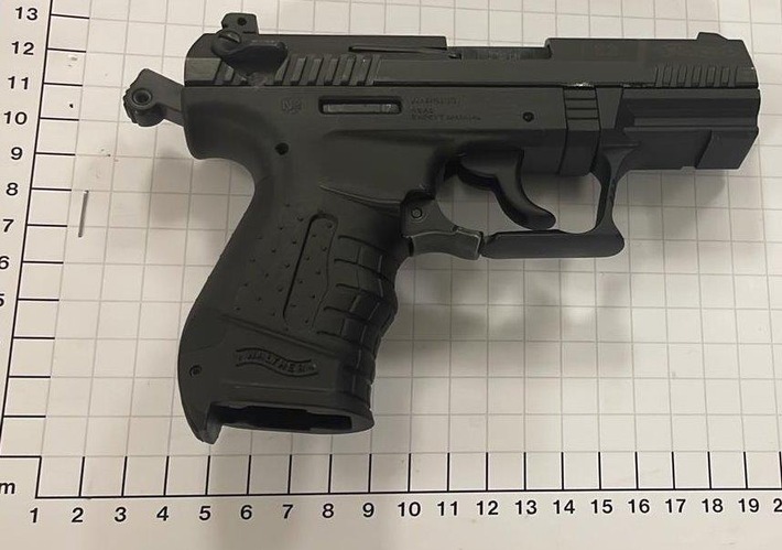 BPOL NRW: 23-Jähriger mit Waffe im Essener Hauptbahnhof - Bundespolizei stellt Schreckschusswaffe sicher