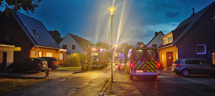 FW Grevenbroich: Starker Blitz beschädigt zwei Häuser bei Gewitter über Grevenbroich / Feuer im Dach nach "himmlischem Doppelschlag". Vier Hausbewohner kommen mit dem Schrecken davon