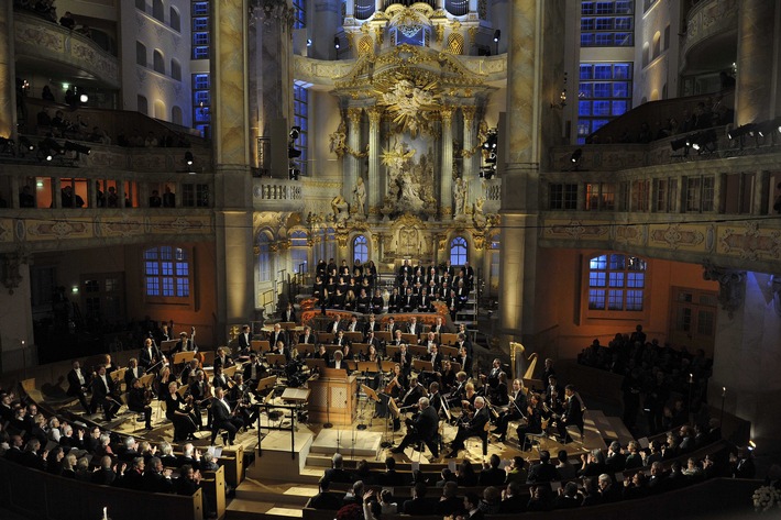 ZDF-Adventskonzert aus der Frauenkirche Dresden /  Andrés Orozco-Estrada zum ersten Mal am Dirigentenpult (FOTO)