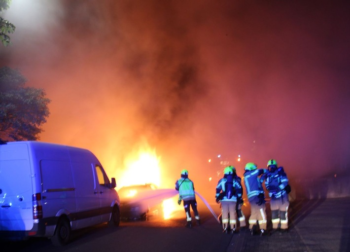 POL-COE: Coesfeld, Hüppelswicker Weg/ Auto brennt