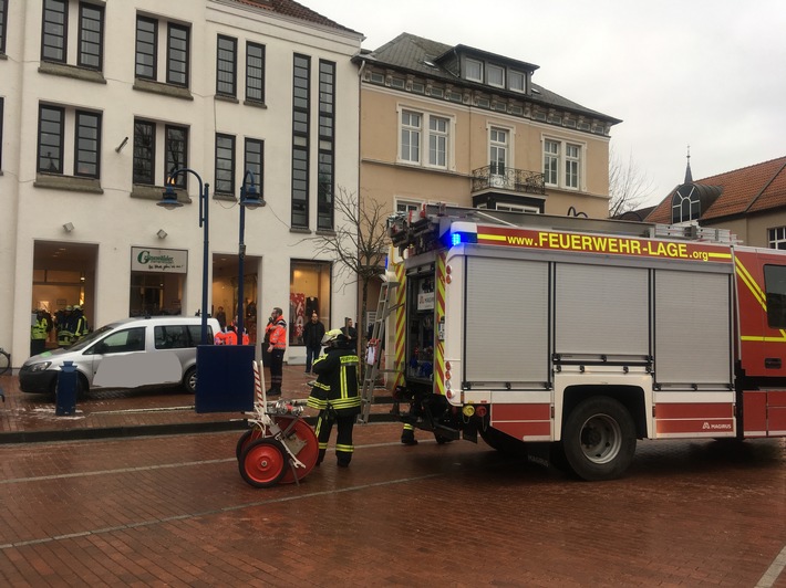 FW Lage: Rauchentwicklung im Jobcenter im "Haus Grünewälder" am Marktplatz - 09.01.2017 - 10:38 Uhr