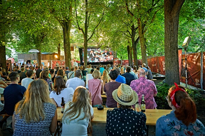 Erst Open Air, dann On Air / "SchleFaZ - die schlechtesten Filme aller Zeiten" am Kulturstrand in München - so war