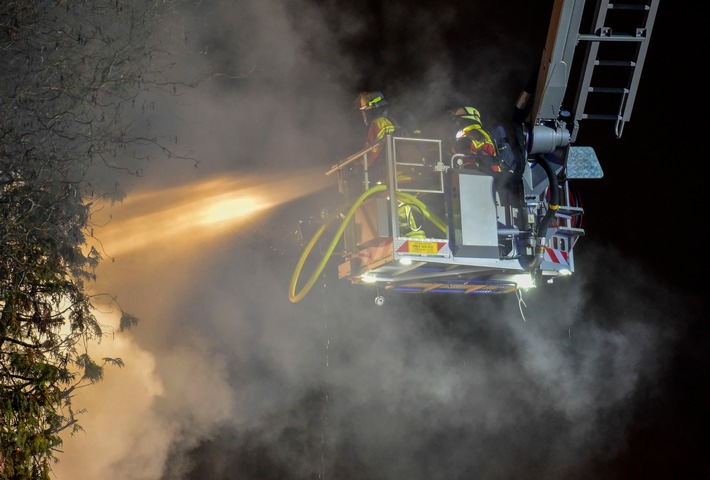 KFV-CW: Großbrand in Wohnhaus in Simmozheim - Hoher Sachschaden - Keine Verletzten (FOTO)