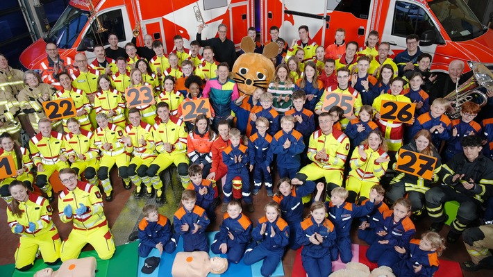 Erste Hilfe mit der Maus / WDR Blechbläser und Notfallsanitäter bringen Lebensretter-Wissen in NRW-Grundschulen
