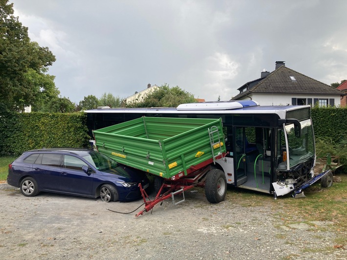 POL-SO: Anröchte-Mellricht - Bus kommt von der Fahrbahn ab. Zwei Verletzte