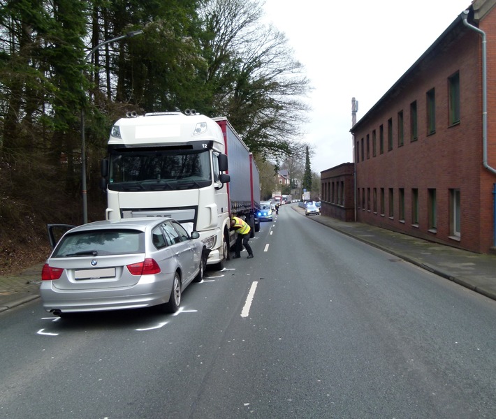 POL-MI: BMW-Fahrer prallt auf der B239 frontal gegen Lkw