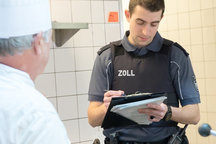 GZD: Zoll überprüft bundesweit Hotellerie und Gastronomie Schwerpunktprüfung gegen Schwarzarbeit und illegale Beschäftigung