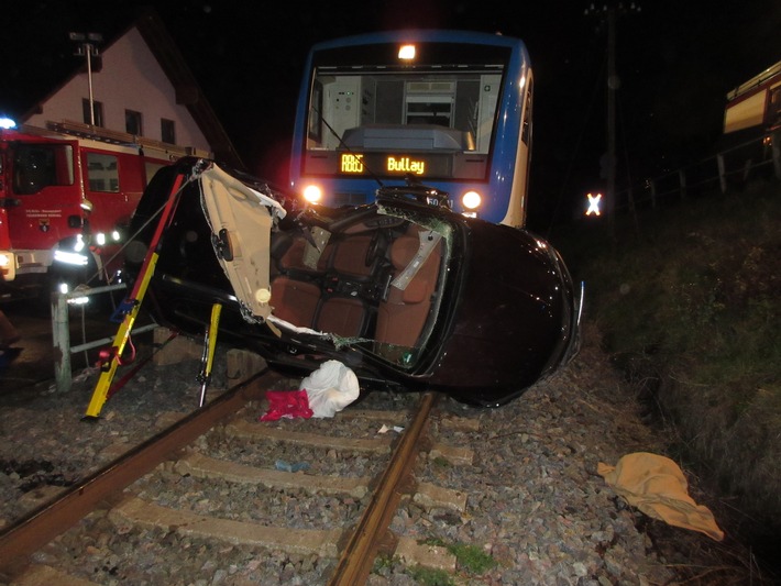 POL-PPTR: Verkehrsunfall zwischen Regionalzug und PKW mit zwei schwerverletzten Personen