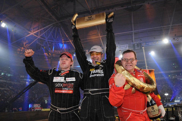 Erfolgreiche Bruchpiloten: Formel 1-Fahrer Adrian Sutil, Axel Stein und Christian Clerici siegen bei &quot;Die große TV total Stock Car Challenge 2009&quot; / Topquote mit 20.2 Prozent MA