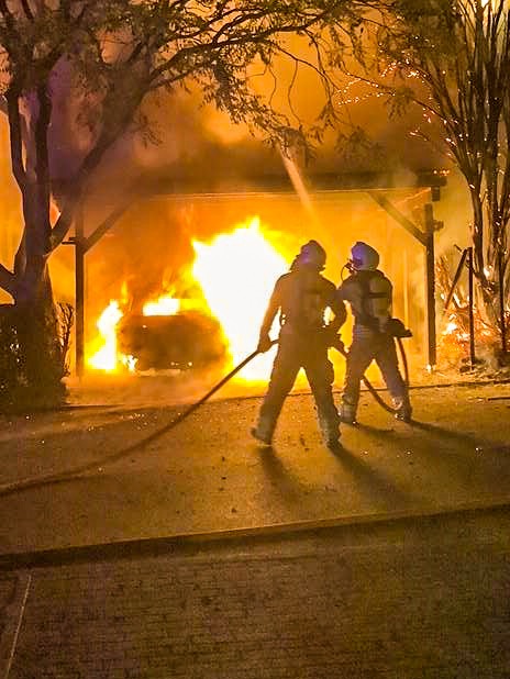 FW Dresden: Brand eines Carports droht sich auszubreiten