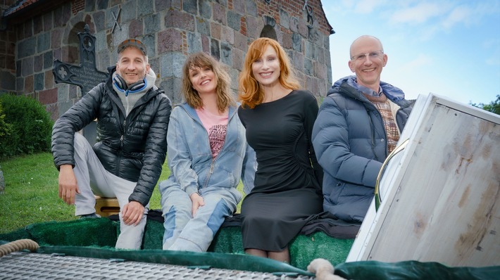 Dreh mit Alwara Höfels, Andrea Sawatzki und Bernhard Schütz an Wurster Nordseeküste für neue NDR Serie "Reisen mit Muddi"