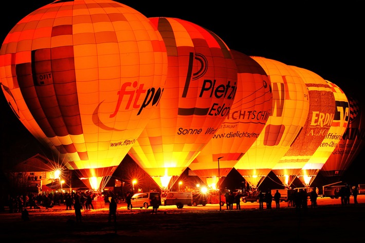 Ballonglühen: Emotionales Lichterspektakel in Bad Hindelang - Großereignis mit Musik und heimischen Schmankerln – Lizenzierte Heißluftballonfahrten möglich