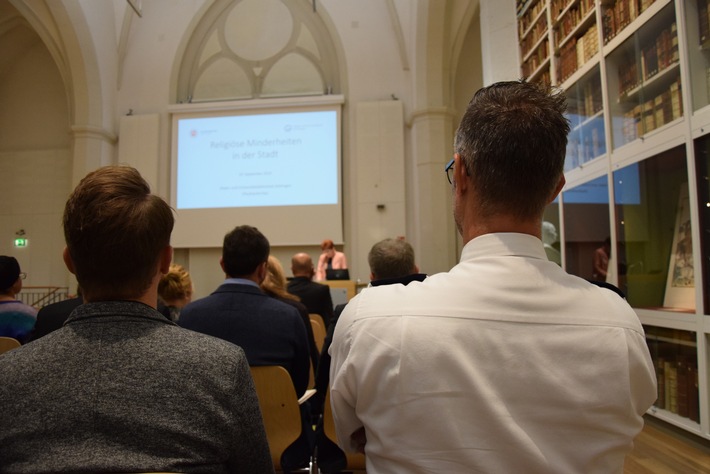 POL-GOE: &quot;Wissen ist die Grundlage von Verständnis&quot; - gemeinsames Symposium der Polizeidirektion Göttingen und der Georg-August-Universität Göttingen zum Thema &quot;Religiöse Minderheiten in der Stadt&quot;