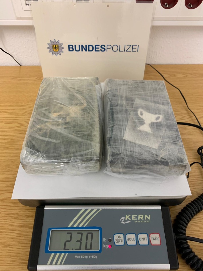 BPOL NRW: Fahndungserfolg der Bundespolizei; 78-Jähriger Deutscher mit 2,3 Kilogramm Kokain im Wert von 174.000 Euro in Straelen festgenommen