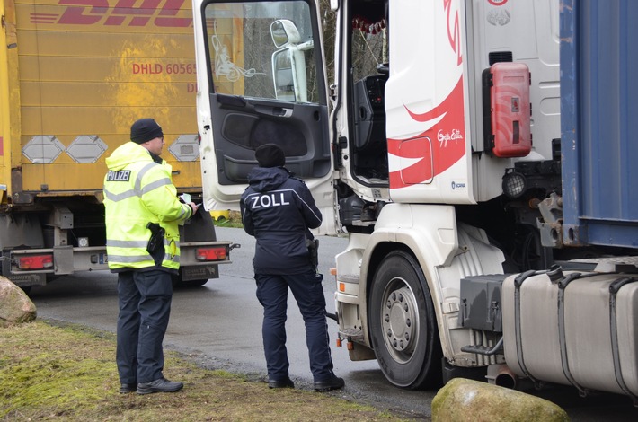 POL-STD: Polizei und Zoll kontrollieren LKW auf der Bundesstraße 73 - diverse Mängel festgestellt