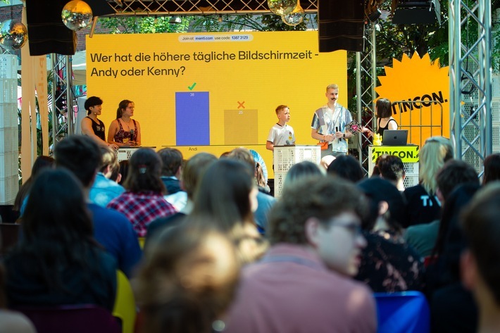 Journalismus, Nachrichtenkompetenz, Desinformation: #UseTheNews mit eigenem Programm auf der TINCON Hamburg (Bild von der TINCON Berlin 2023) / Weiterer Text über ots und www.presseportal.de/nr/8218 / Die Verwendung dieses Bildes für redaktionelle Zwecke ist unter Beachtung aller mitgeteilten Nutzungsbedingungen zulässig und dann auch honorarfrei. Veröffentlichung ausschließlich mit Bildrechte-Hinweis.