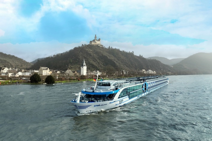 Leinen los für erstes Flusskreuzfahrtschiff des Jahres / VIVA Cruises tauft in Düsseldorf den Neubau VIVA ENJOY / All-Inclusive-Konzept, modernes Design und internationaler Gäste-Mix