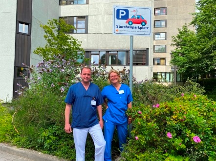 Pressemeldung Schön Klinik Rendsburg: Storchenparkplatz für werdende Eltern