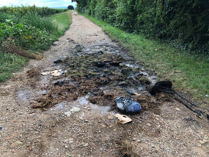 POL-PDWO: Brennender Strohballen auf Feldweg