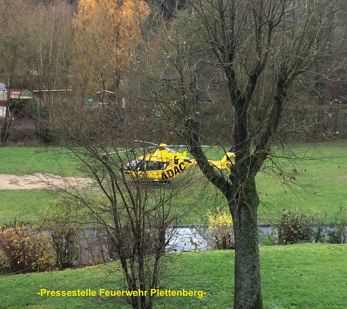 FW-PL: OT- Oesterhammer. Junge Frau stürzt aus Fenster einer Dachgeschosswohnung. Rettungshubschrauber im Einsatz