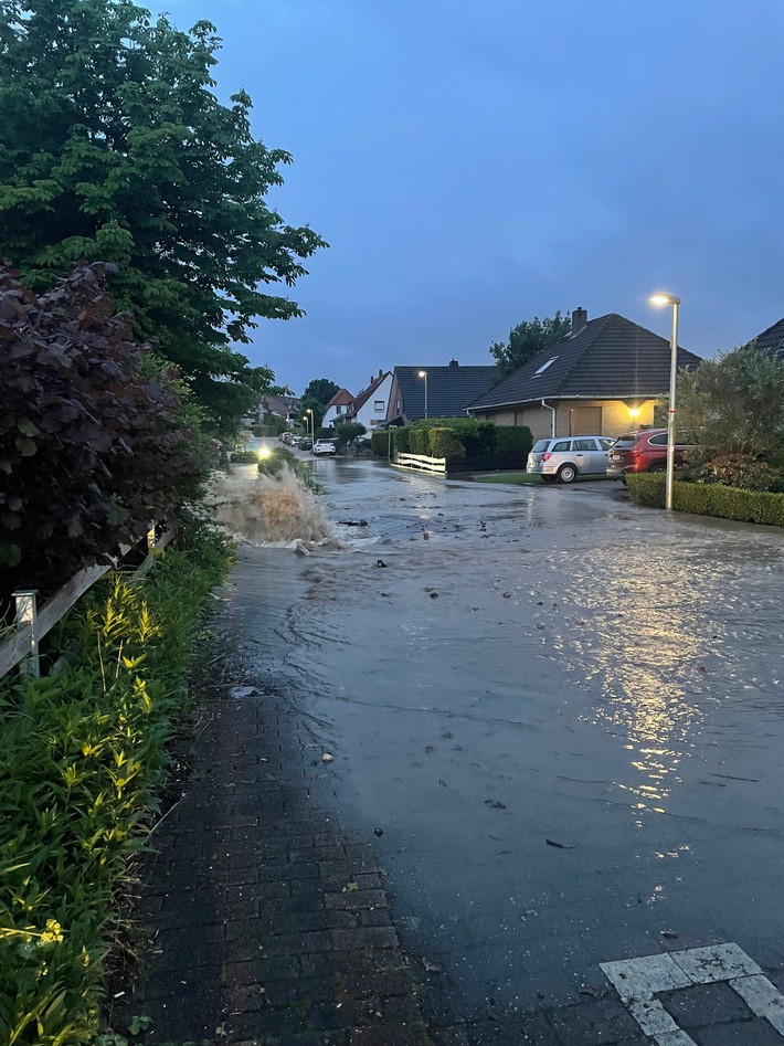 POL-CUX: Wasserrohrbruch in Langen sorgt für überflutete Straße (Lichtbild in der Anlage)