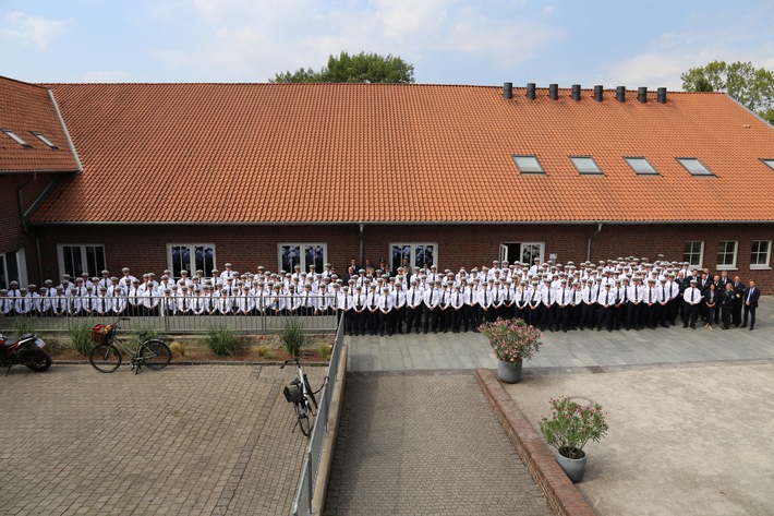 POL-DU: Huckingen: Großer Tag für 217 Kommissaranwärterinnen und -anwärter - Ab heute tragen sie einen Stern auf der Schulter