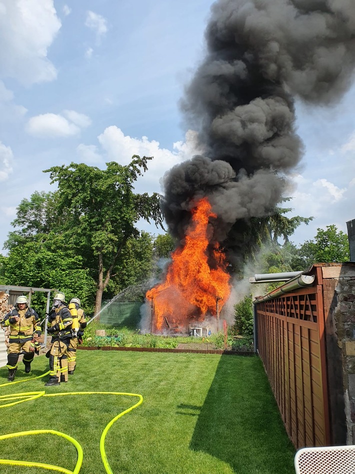 FW-E: Gartenhaus geht in Flammen auf - Keine Verletzten