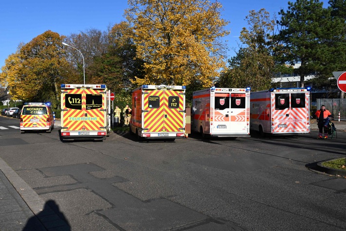 FW Pulheim: Schulbusse kollidieren an Pulheimer Gymnasium