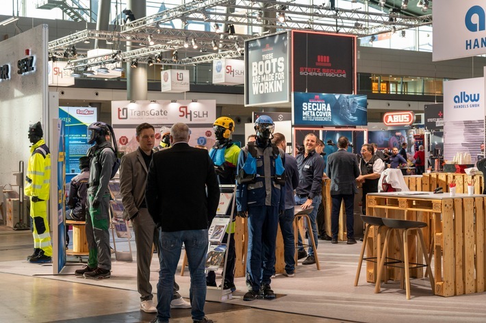 Die Messe Arbeitsschutz Aktuell zeigt vom 5. bis 7. November in Stuttgart wirtschaftliche Vorteile und aktuelle Trends im Arbeitsschutz. Highlights: Eröffnung durch Michael Kleiner, Key-Note von Nils Petersen und Vortrag von Sven Hannawald. Rund 250 Aussteller und praxisnahe Konferenzen bieten umfassende Einblicke in Arbeitssicherheit, Gefahrstoffmanagement und mehr. / Weiterer Text über ots und www.presseportal.de/nr/134786 / Die Verwendung dieses Bildes für redaktionelle Zwecke ist unter Beachtung aller mitgeteilten Nutzungsbedingungen zulässig und dann auch honorarfrei. Veröffentlichung ausschließlich mit Bildrechte-Hinweis.