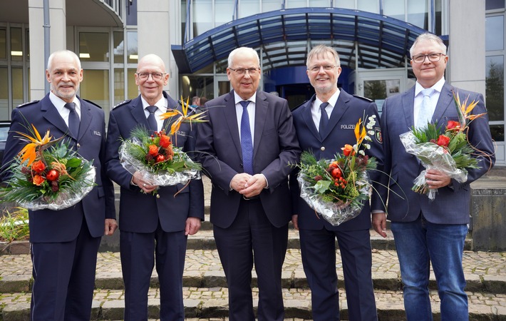 POL-HSK: Landrat Dr. Schneider überreicht Ruhestandsurkunden