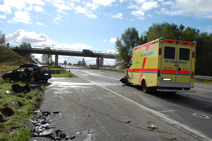 POL-CUX: Fahrerin stirbt nach verbotenem Wendemanöver (Foto als Download)