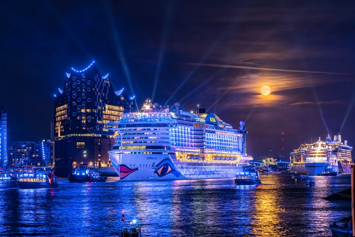 © Jan Schugardt/Hamburg Cruise Days / Die Große Hamburg Cruise Days Parade 2019: Spektakuläres Highlight auf der Elbe am zweiten Tag des Events