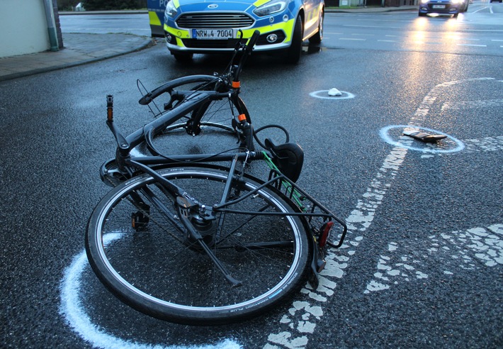 POL-DN: Autofahrer übersieht Fahrradfahrer - Zusammenstoß auf Kreuzung