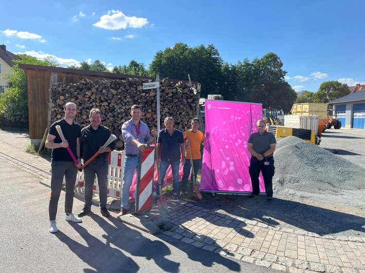 Spatenstich: Telekom startet Glasfaserausbau in Vorbach