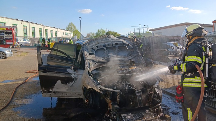 FFW Schwalmtal: Feuerwehr löscht Fahrzeugbrand