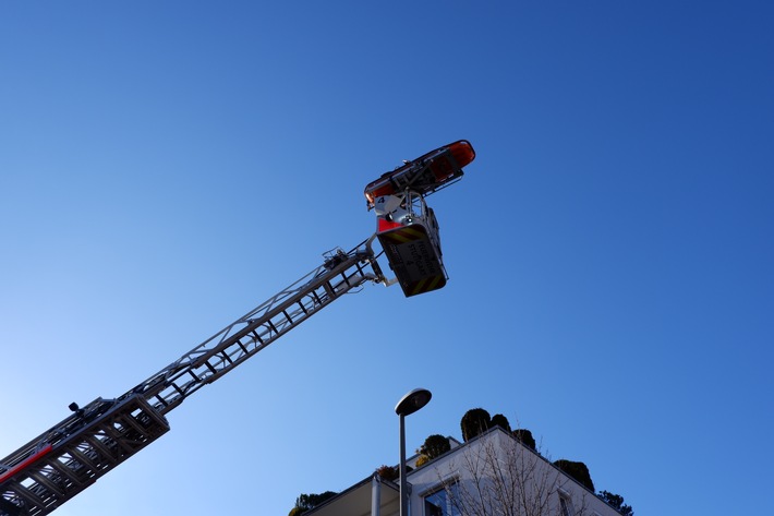 FW Stuttgart: Küchenbrand mit schwerverletzter Person