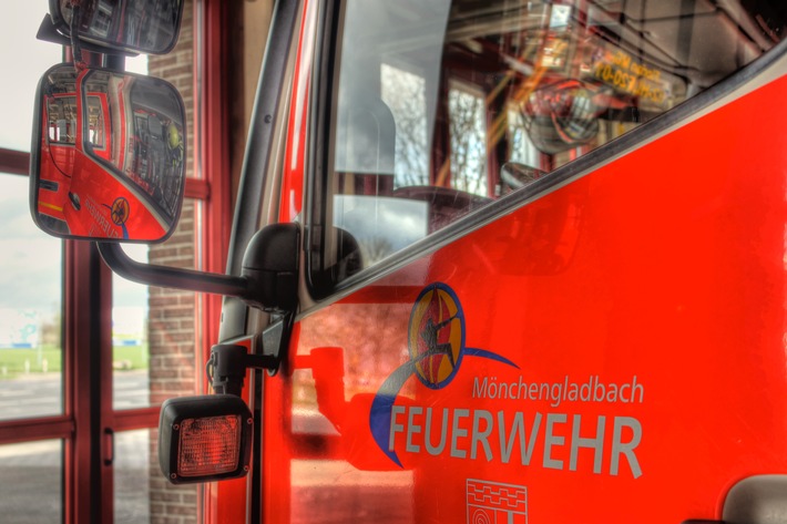 FW-MG: Unterstützung der Feuerwehr Neuss durch Hilfsorganisationen und Feuerwehr aus Mönchengladbach