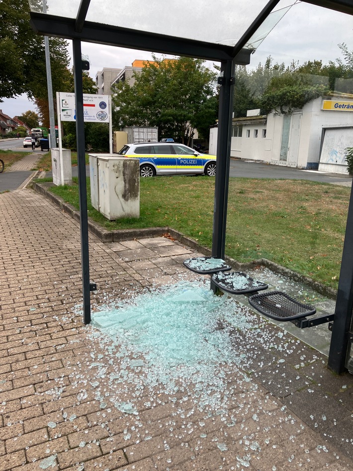 POL-CE: Vandalismus in Celle: Beschädigung eines Buswartehäuschens an der Wittinger Straße