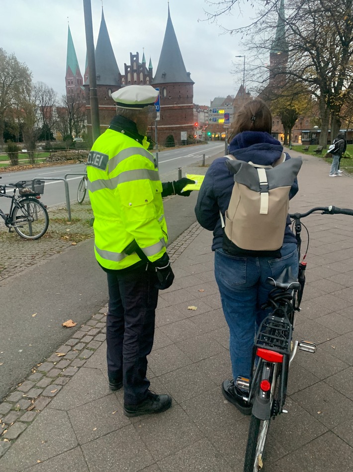 POL-HL: HL-Innenstadt / Polizisten verteilen Warnwesten an Radfahrende