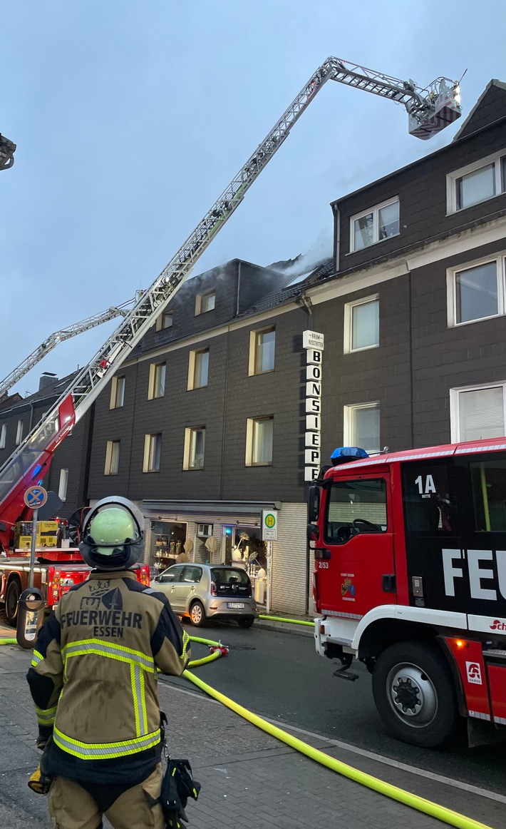 FW-E: Dachstuhlbrand in der Innenstadt von Essen-Kray