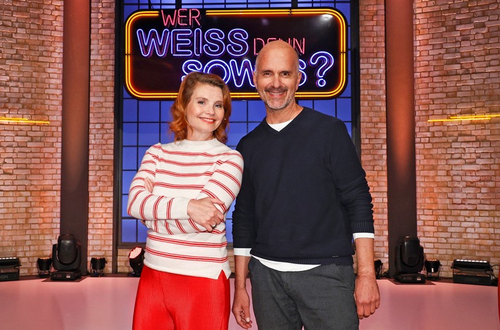 Amüsante Streithähne: Annette Frier und Christoph Maria Herbst bei &quot;Wer weiß denn sowas?&quot; / Das Wissensquiz vom 6. bis 10. Juni 2022, um 18:00 Uhr im Ersten