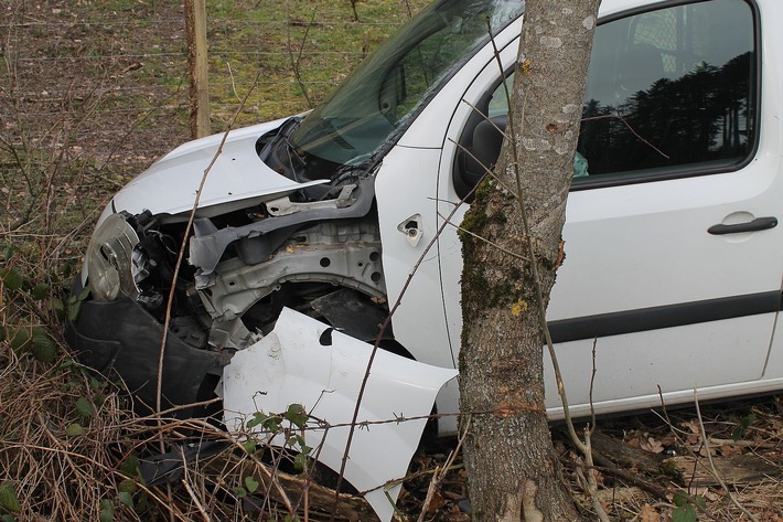 POL-OE: Fahrer verursacht Unfall und flüchtet